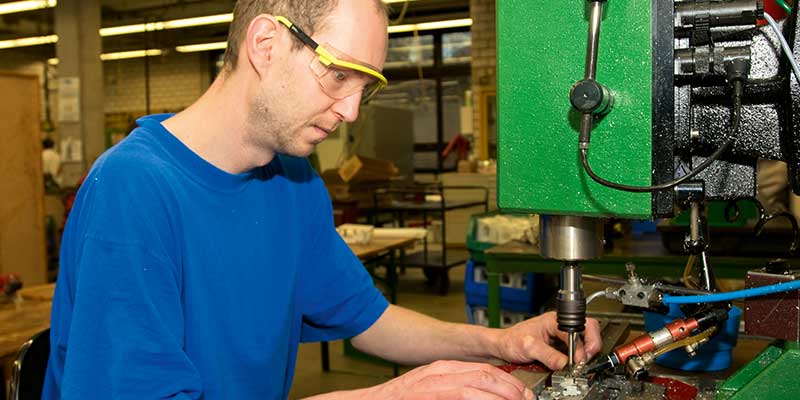 #43 (kein Titel) – Unser Arbeitsspektrum reicht von einfachsten Zuordnungs- und Verpackungsarbeiten bis hin zum Einsatz von CNC-Maschinen.